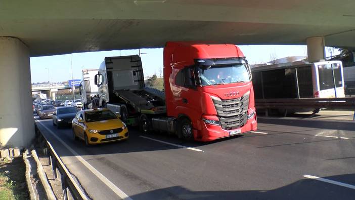 İstanbul - Bahçelievler D-100'de üst geçitten geçemeyen TIR trafik yoğunluğu oluşturdu