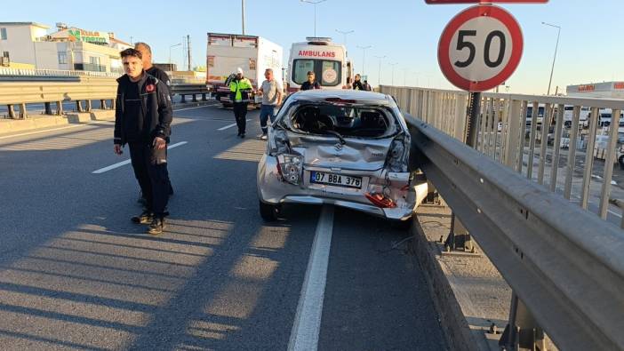 Antalya'da beton mikseri otomobile çarptı