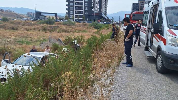 Manisa'da şarampole düşen otomobildeki 3 kişi yaralandı