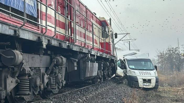 Kırklareli'nde tren kazası! Yük treni işçi servisine çarptı: Yaralılar var