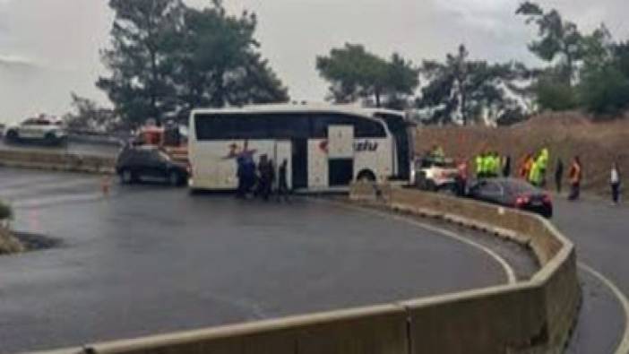 Yolcu otobüsü polis aracına çarptı