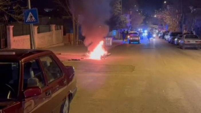 Adıyaman’da iki otomobil çarpıştı: Gergin anlar yaşandı. Silah patladı. Motosiklet yandı