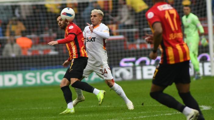 Kayserispor- Galatasaray maçı durdu. Taraftar sahaya atladı