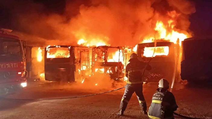 Burdur’da yangın faciası: 5 halk otobüsü küle döndü