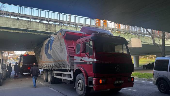 Bakırköy’de Kamyon alt geçitte takıldı, sürücüye ceza verildi