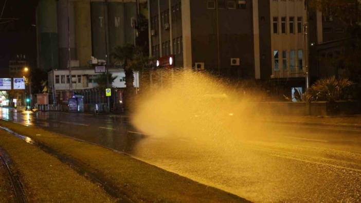 İzmir'de etkili olan gök gürültülü sağanak yağış kenti adeta felç etti