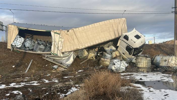 Sivas'ta buz tutan yol araçları tepetaklak etti! Malzemeler yola taştı