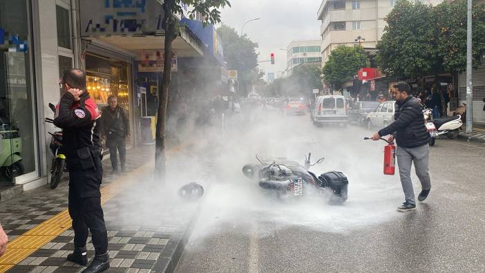 Sürekli bozulan motosikletini bayi önünde yaktı