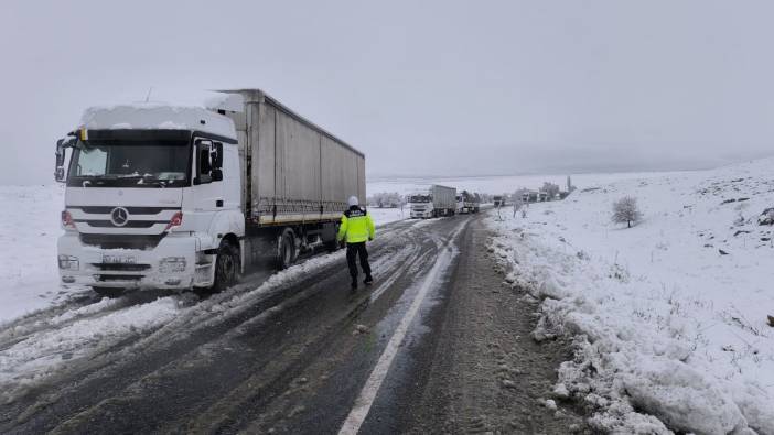 Afyonkarahisar'da bazı yollar kar nedeniyle kapandı