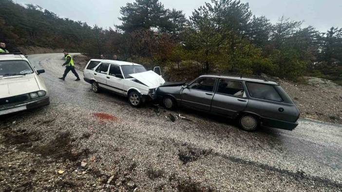 Kastamonu'da 2 otomobil kafa kafaya çarpıştı: 2 yaralı