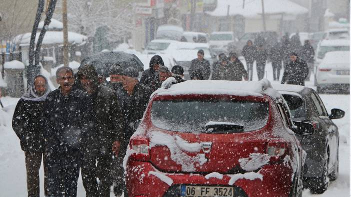 Kar nedeniyle 10 köy yolu ulaşıma kapandı: Yolda mahsur kalanlar kurtarıldı