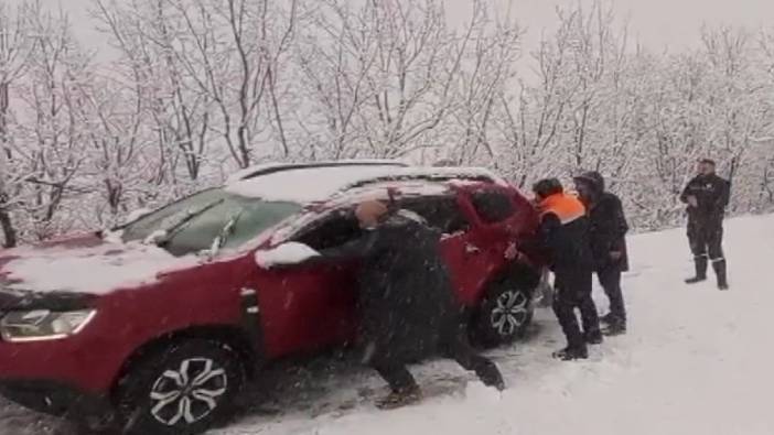 Kar yağışı nedeniyle mahsur kalan vatandaşlar kurtarıldı