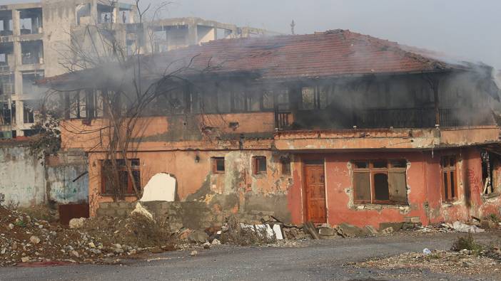 Hatay’da 2 katlı bina alevlere teslim oldu