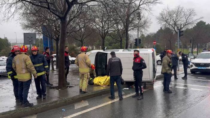 Beyoğlu’nda ticari araçla polis otosu çarpıştı