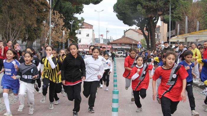 Kula’da Atatürk kır koşusu düzenlendi: 300 öğrenci kıyasıya yarıştı