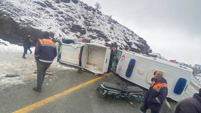 Malatya'da ambulans ile pikap çarpıştı: 1’i ağır 5 yaralı