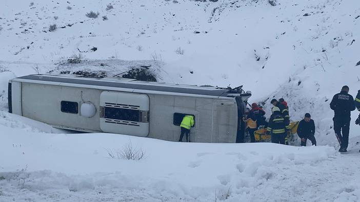 Erzincan'da yolcu otobüsü şarampole devrildi