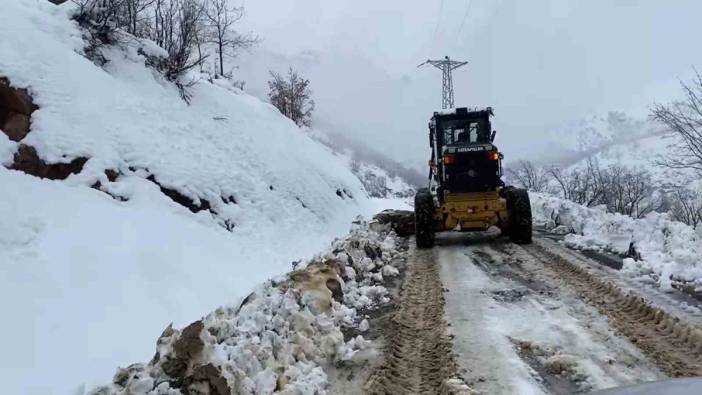 Şırnak Beytüşşebap’ta şiddetli fırtına ve kar yağışı hayatı olumsuz etkiledi