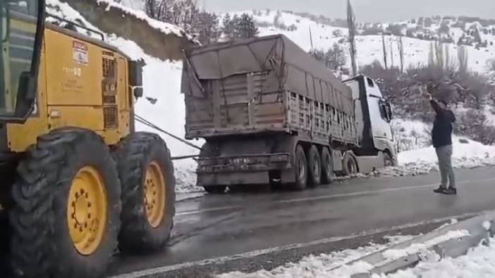 TIR'ı iş makinesi kurtardı