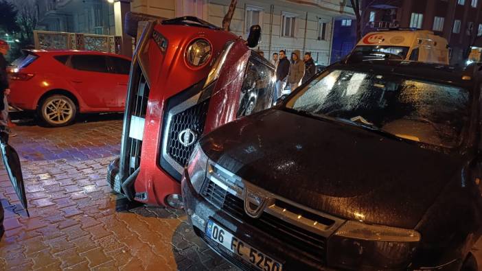 Önüne kedi çıkan sürücü iki araca çarptı