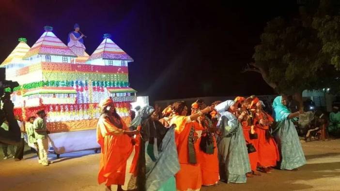 Saint-Louis 24. Fanal Festivali'nde sokak defilesi düzenlendi