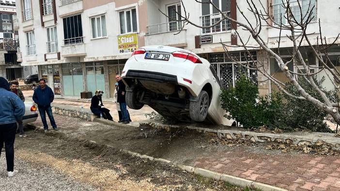 Fren yerine gaza bastı: Apartman boşluğuna uçtu