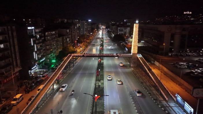 Manisa'da yeni yıl dolayısıyla caddeleri ışıklandırıldı