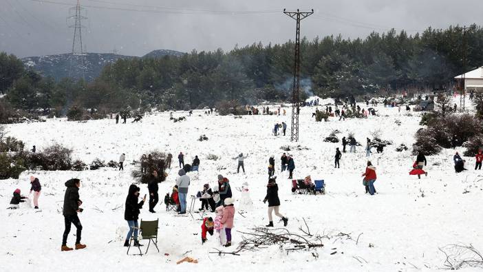 Muğla'da kar keyfi: Yılanlı Dağı'na akın edip piknik yaptılar