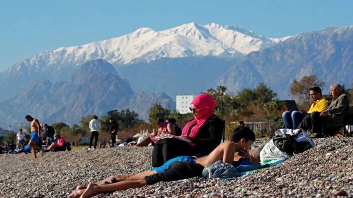 Hava sıcaklığı 22 dereceyi gösterdi: Vatandaşlar Antal'ya sahiline akın etti... Bazıları güneşlendi, bazıları denize girdi