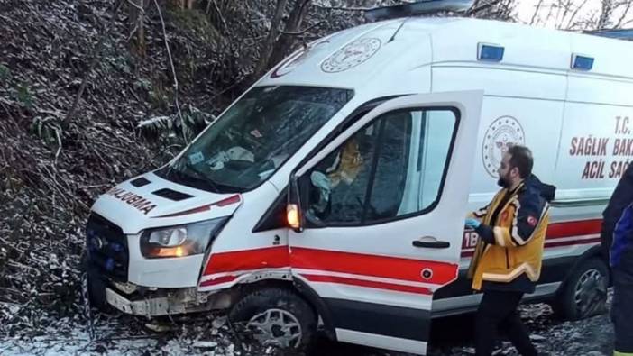 Gölköy'de ambulans ile otomobil çarpıştı: 2 yaralı