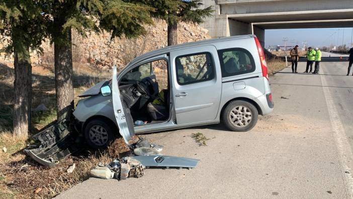 Kontrolden çıkan hafif ticari araç ağaca çarptı: 2 kişi yaralandı