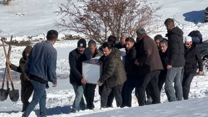 Hakkari'de hazada kaya parçasının isabet ettiği çocuk gözyaşları arasında toprağa verildi