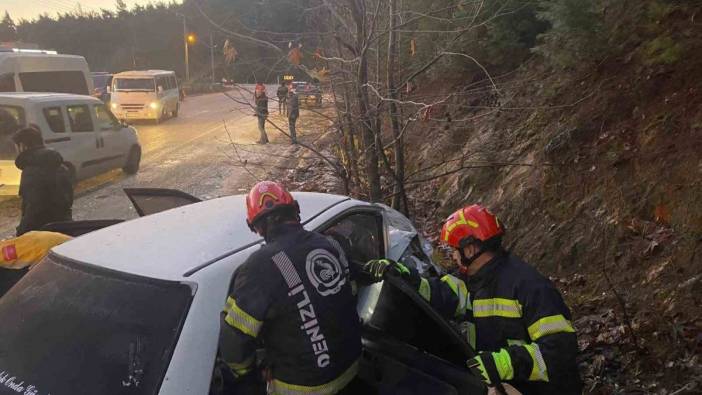 Denizli'de kontrolden çıkan otomobil ağaca çarparak durabildi. 3 yaralı