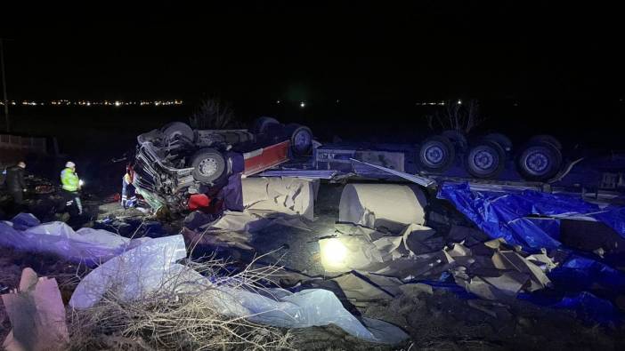 Şarampole devrilen TIR'ın sürücüsü öldü