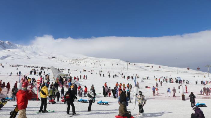 Erciyes Kayak Merkezi'nde hafta sonu yoğunluğu