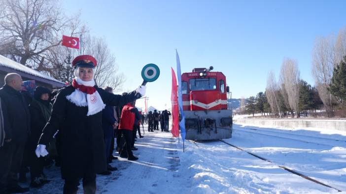 Sarıkamış Treni’ndeki gençleri Bakan karşıladı