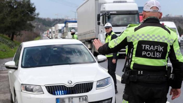 Antalya'da otomobilinde izinsiz çakar tertibatı kullanan alkollü sürücüye para cezası