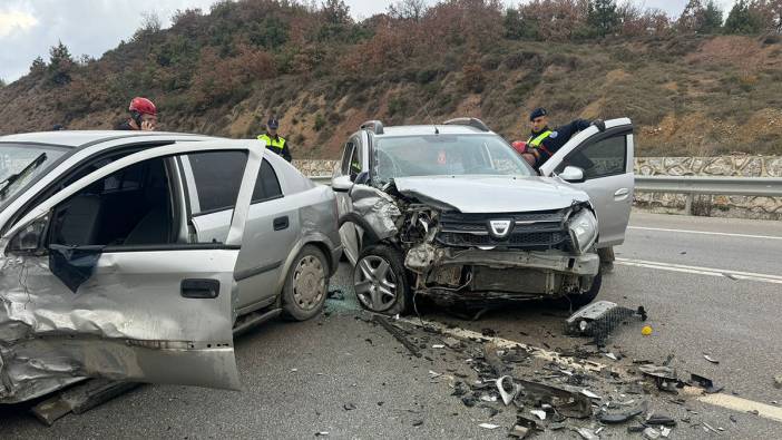 Bursa'da iki otomobil kafa kafaya çarpıştı : 2 yaralı