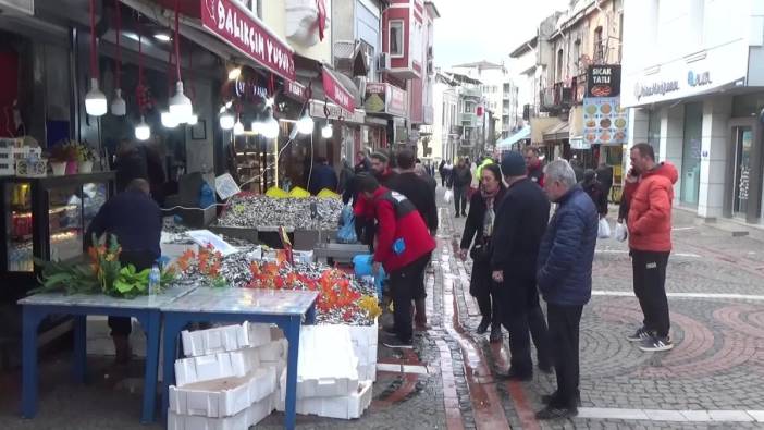 Hamsinin kilosu düştü, rağbet arttı: Vatandaşlar kuyruğa girdi