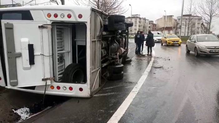 Şoförün hakimiyetini kaybettiği midibüs devrildi