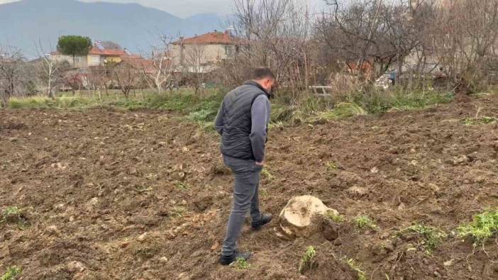 İznik'te tarihi keşif: Tarlasını sürdüğü traktörün pulluğa hac desenli lahit takıldı