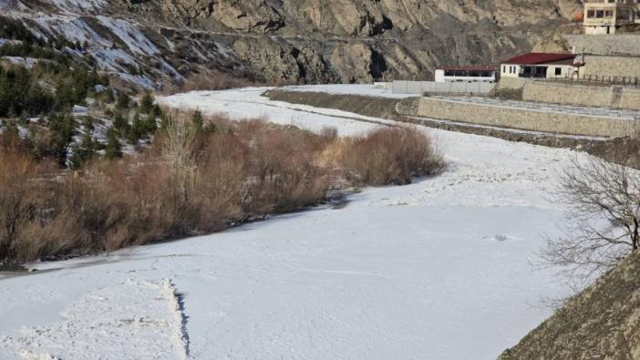 Hakkari’de Zap Suyu buz tuttu