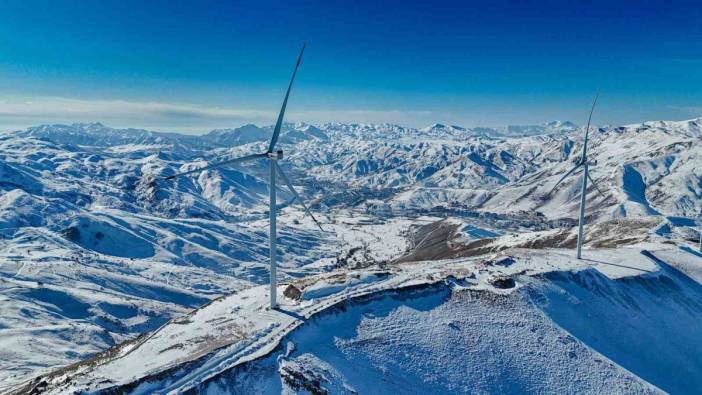 Bitlis’teki rüzgar gülleri sisli dağlarla buluştu