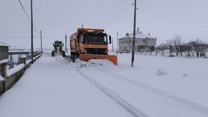 Bitlis’te kar nedeniyle kapanan köy yolları tek tek açılıyor