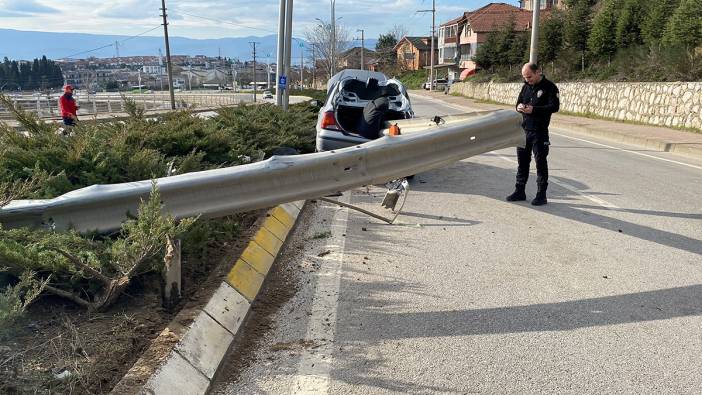 Kocaeli’nde feci kaza! Bariyer ok gibi aracın içinden geçti