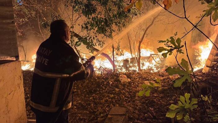 Hatay'da evin bahçesi cayır cayır yandı