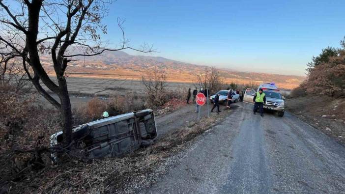 Seyir halindeki otobüs şarampole devrildi