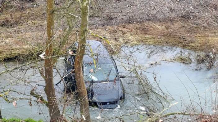 Sürücü direksiyon hakimiyetini kaybetti, araba çaya uçtu