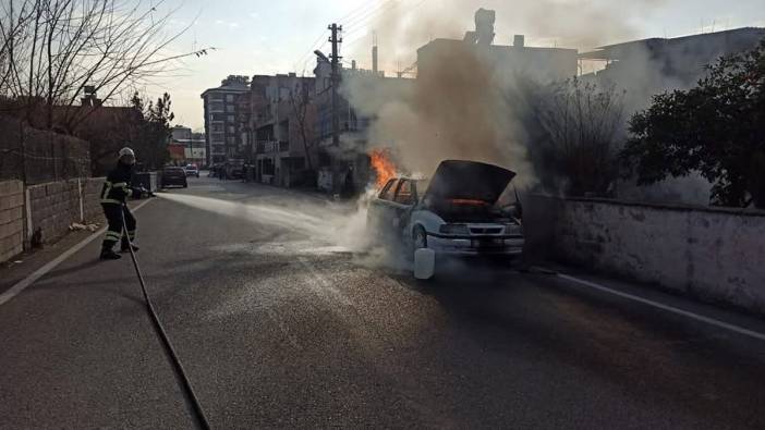 Hatay’da seyir halindeki otomobil yandı