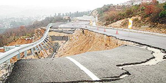 Yalova'da heyelan yolu yuttu